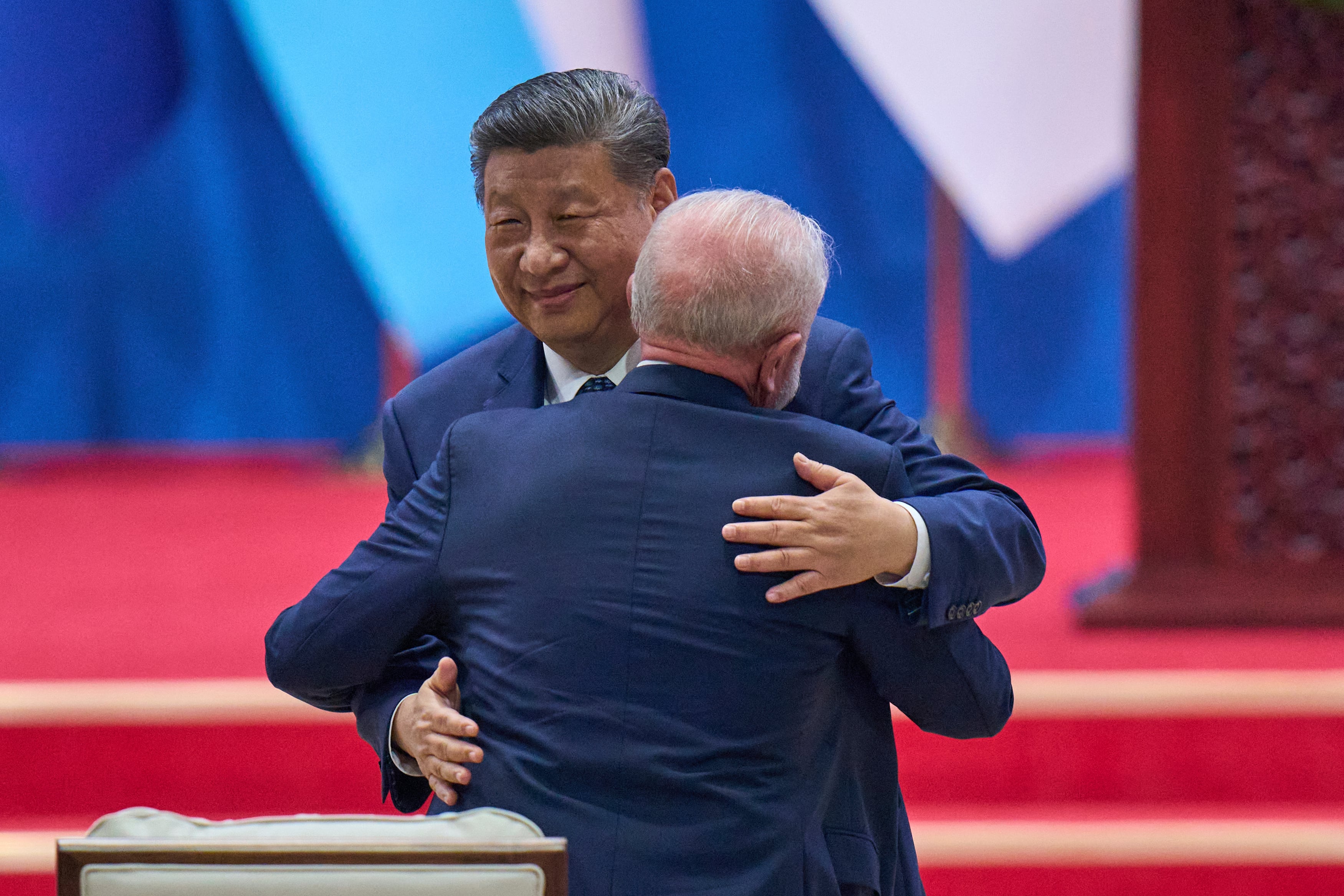 El presidente brasileño, Lula da Silva, se funde en un abrazo con Xi Jinping en un foro comercial en mayo, en Pekín (Archivo)