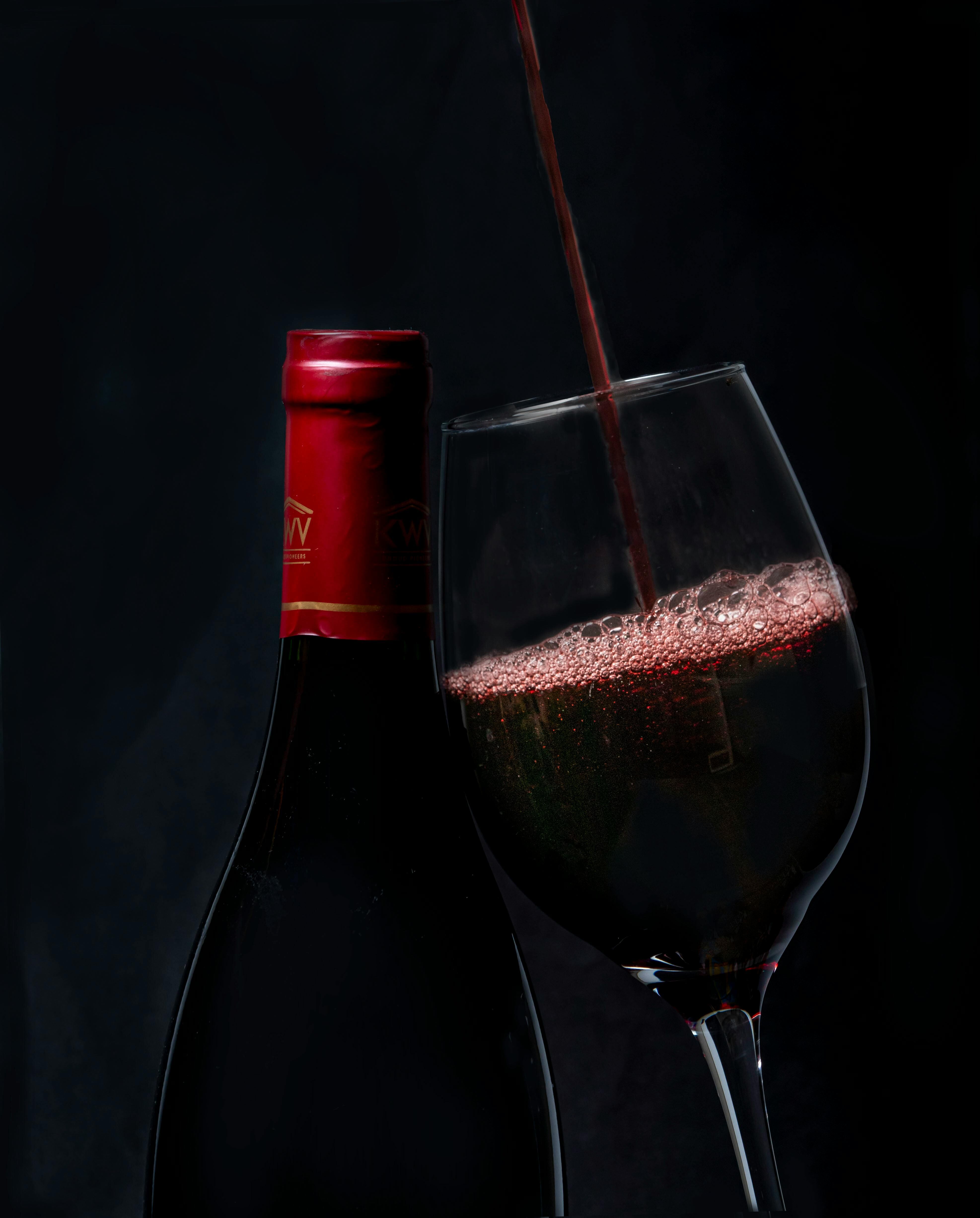 Tradicionalmente, el mulled wine se prepara con vino tinto de bajo costo, pero puede cambiar según la receta (Pexels/Bernyce Hollingworth)