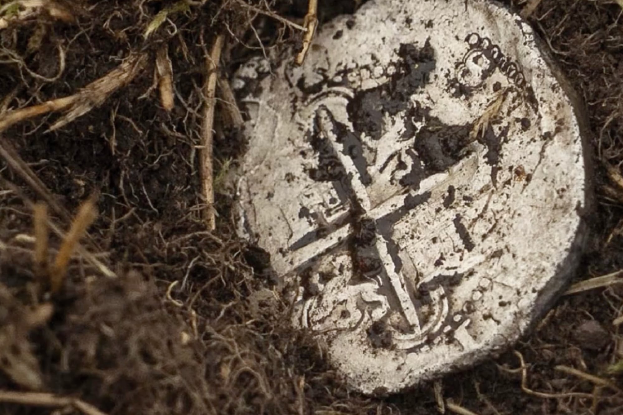 La pieza fue depositada en 1584 por Pedro Sarmiento de Gamboa durante el rito fundacional del asentamiento