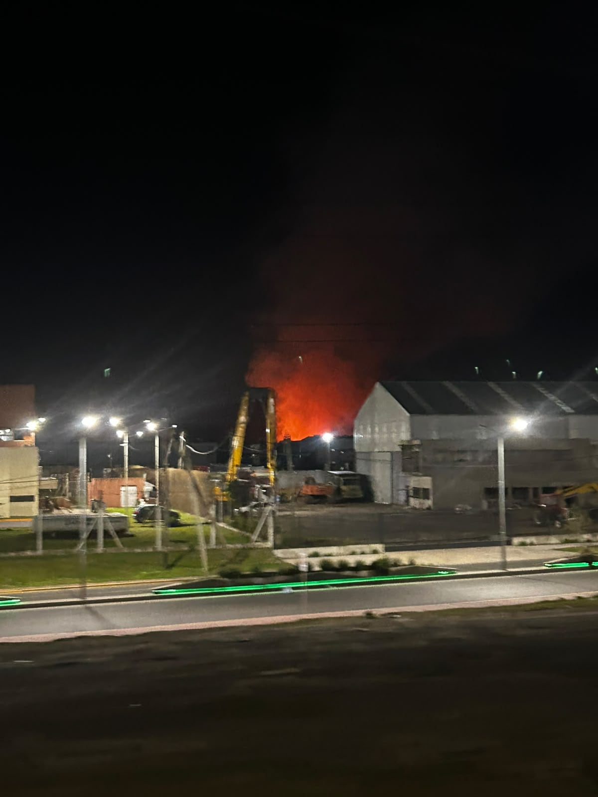 Algunas de las imágenes tomadas en el lugar donde se registró el incendio muestran que en el entorno en el que se dio se pueden ver, entre otras cosas, galpones y camiones con contenedores