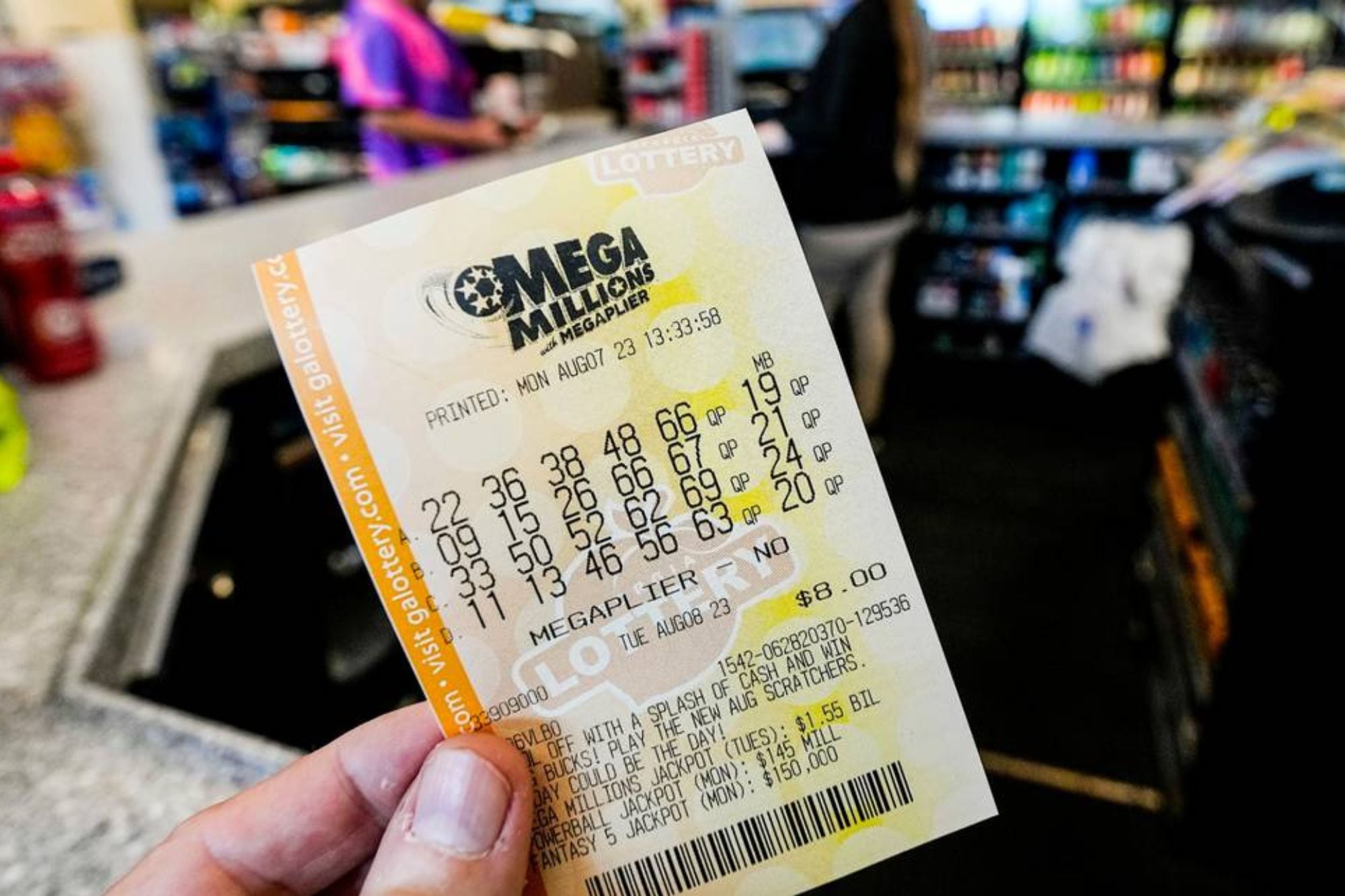 Para jugar a Mega Millions se deben elegir cinco números del 1 al 70 para las bolas blancas y uno para la Mega Ball dorada