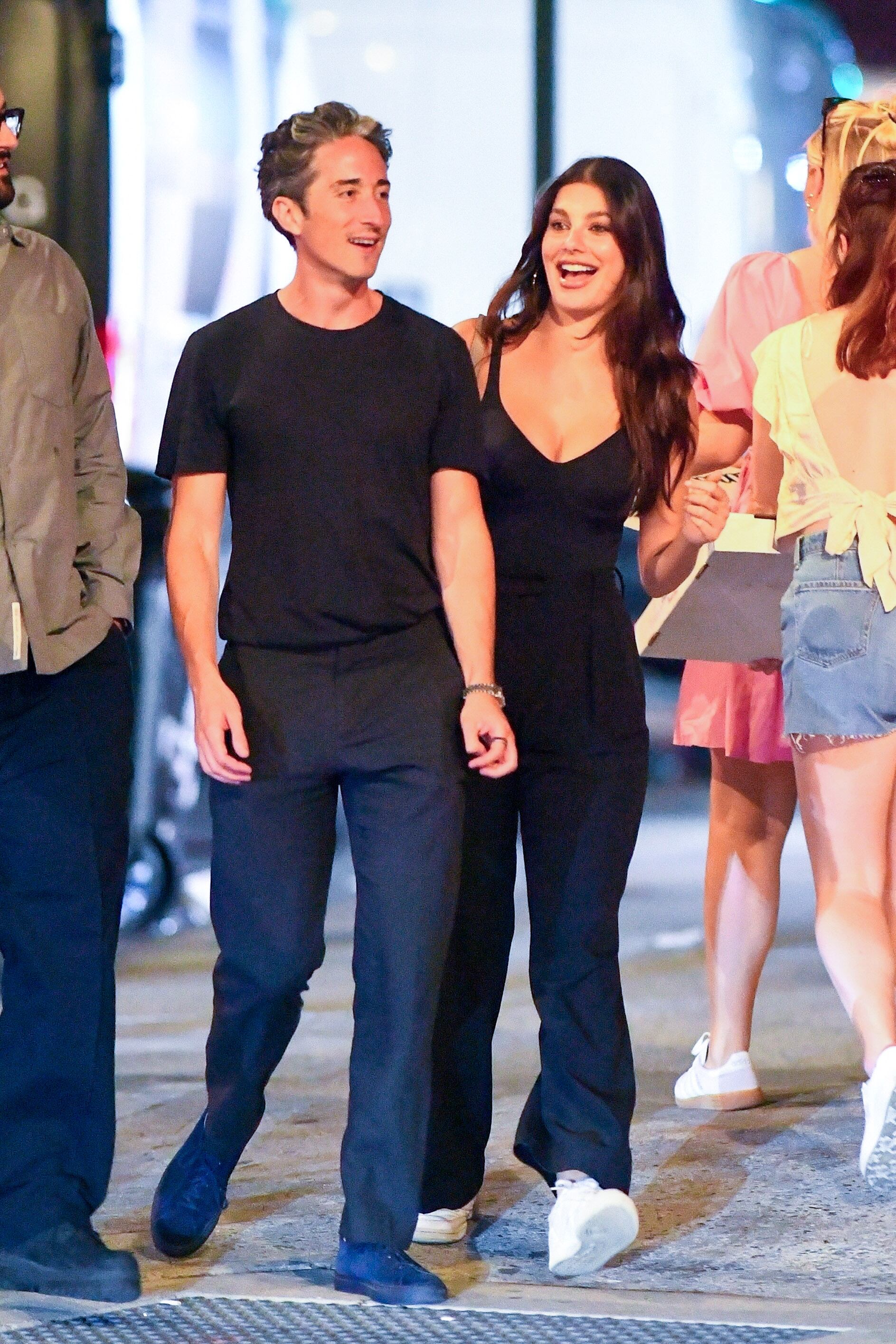 Camila Morrone y Noah Sacco fueron vistos paseando juntos por Nueva York