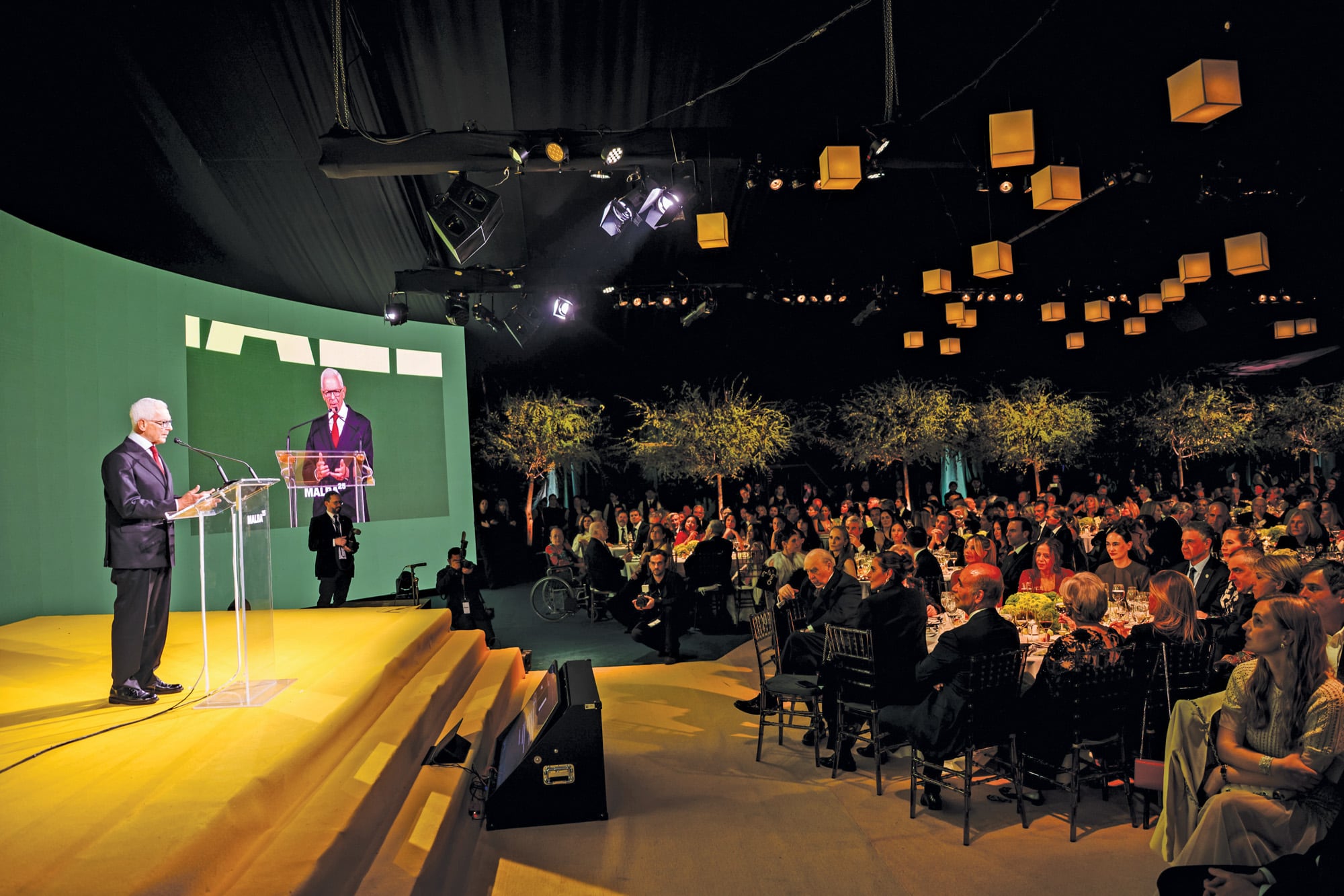 En una noche impresionante, ambientada por Isabelle Firmin Didot para Eventos Didot y con
asistencia de invitados nacionales e internacionales, Eduardo Costantini sorprendió con varios
anuncios