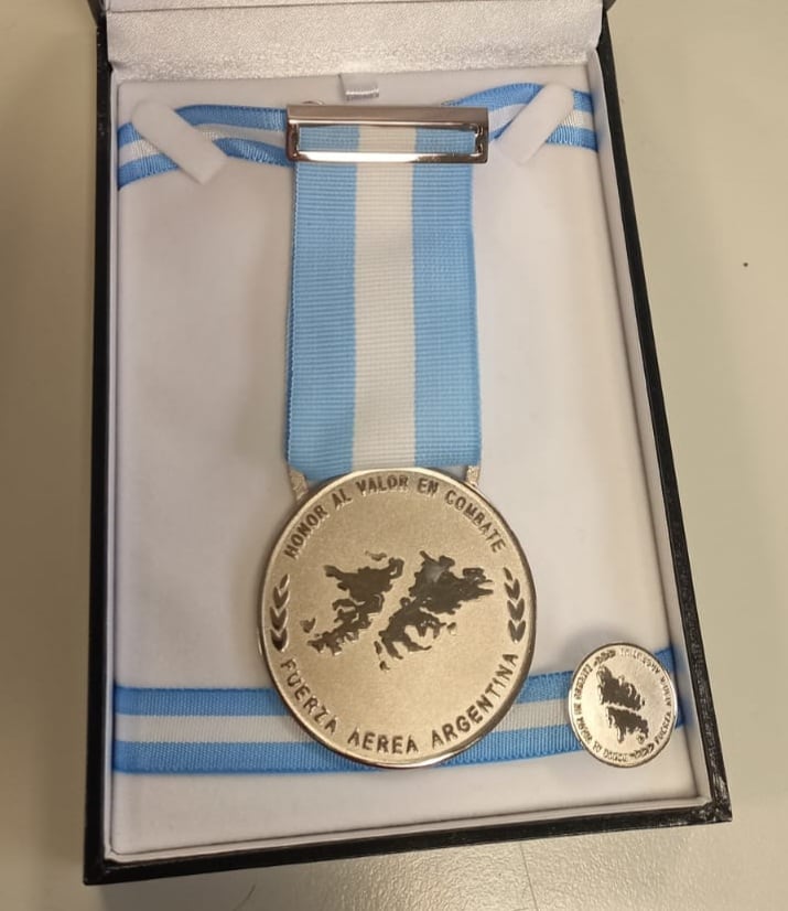La Medalla de “Honor al valor en combate” otorgada al Capitán Marcos Juan Czerwinski VGM emitida por el Estado Mayor de la Fuerza Aerea Argentina.