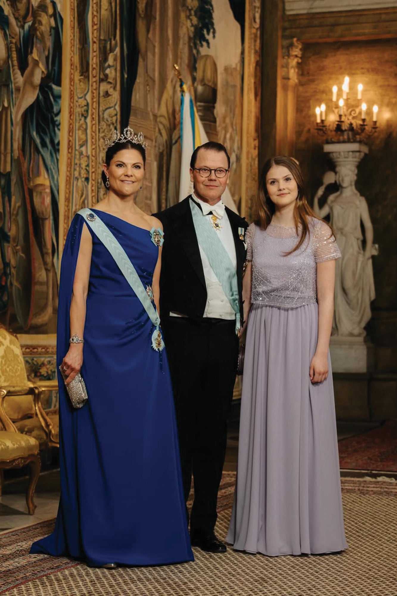 La princesa heredera Victoria posa con su marido, el príncipe Daniel, y su hija, la princesa Estelle