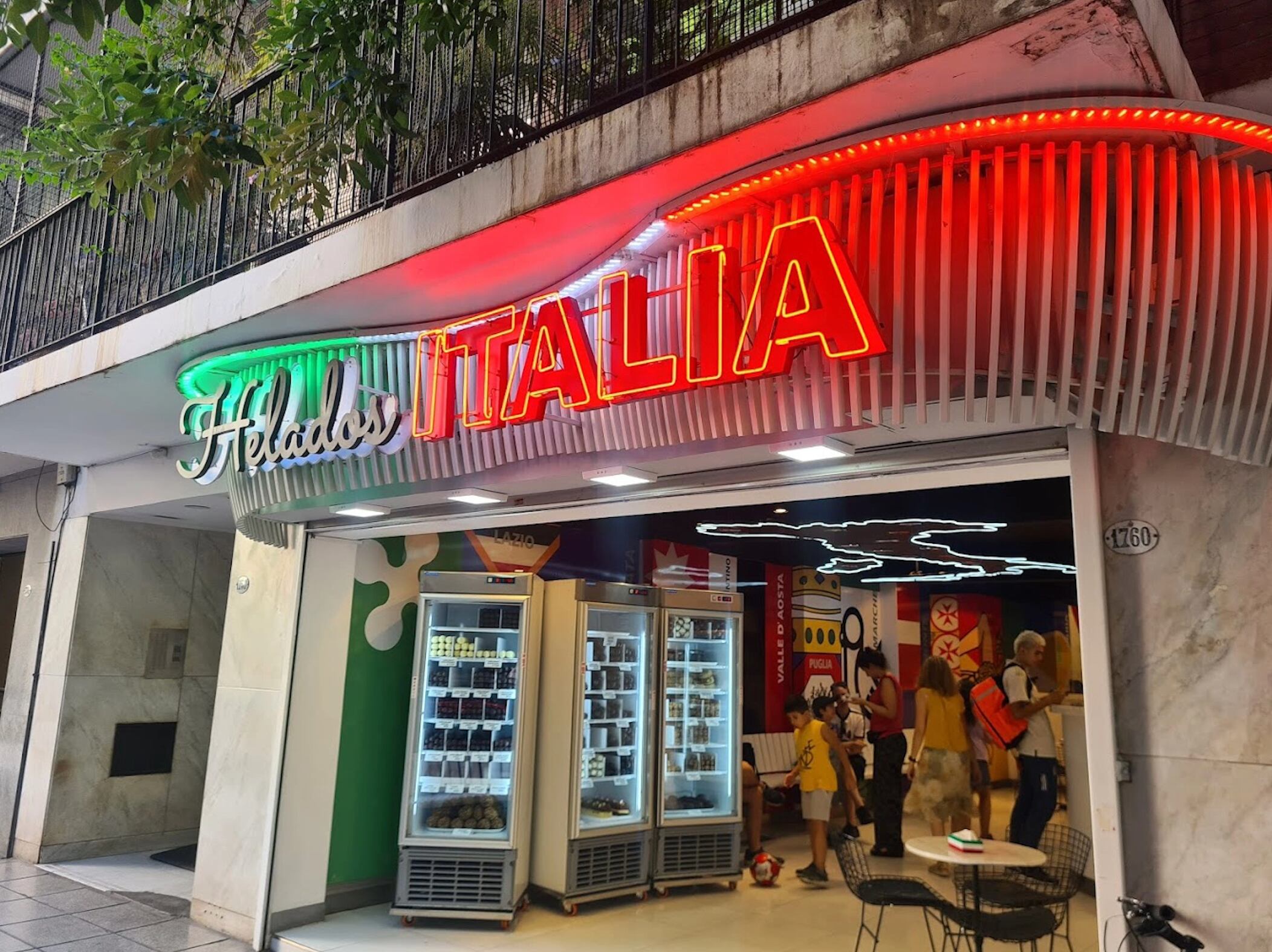 La primera sucursal de Helados Italia fuera de Mar del Plata abrió en Palermo. La segunda fue en Recoleta.