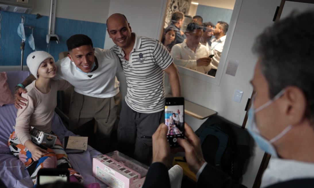 El encuentro de Enzo Fernández con niños del Garrahan: compartió una tarde durante su tratamiento