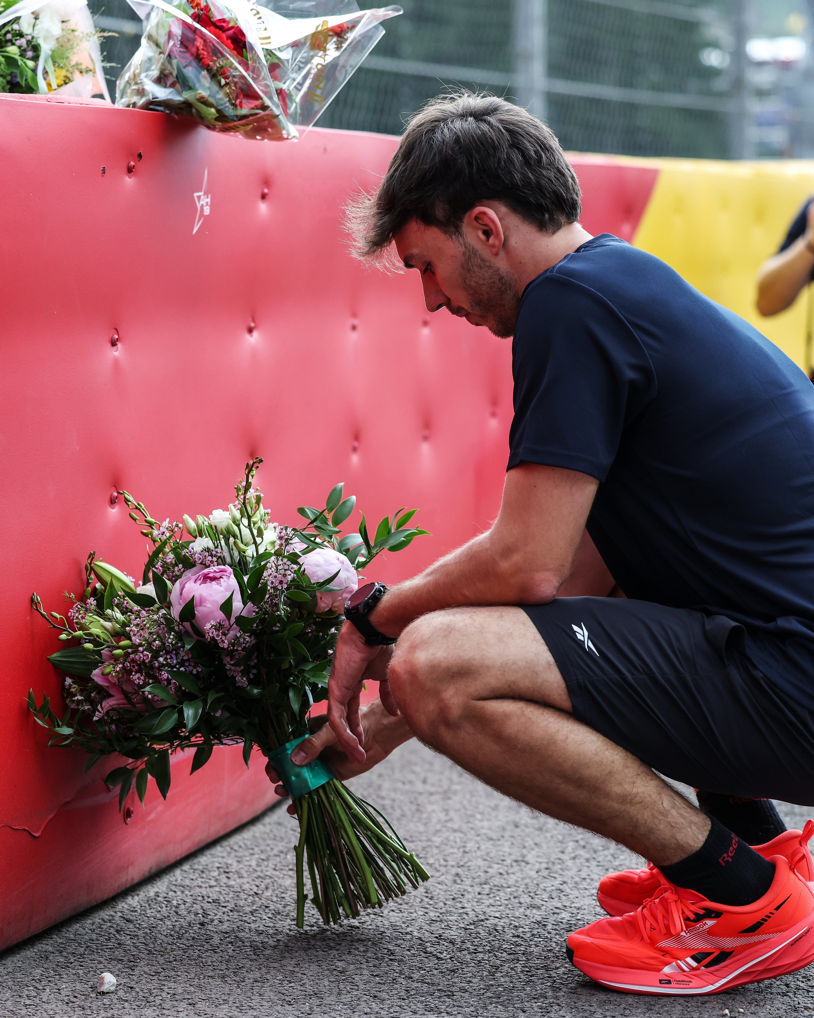 Pierre Gasly deja una ofrenda en el homenaje de los pilotos de Fórmula 1 a Anthoine Hubert, fallecido en el circuito de Spa en 2019