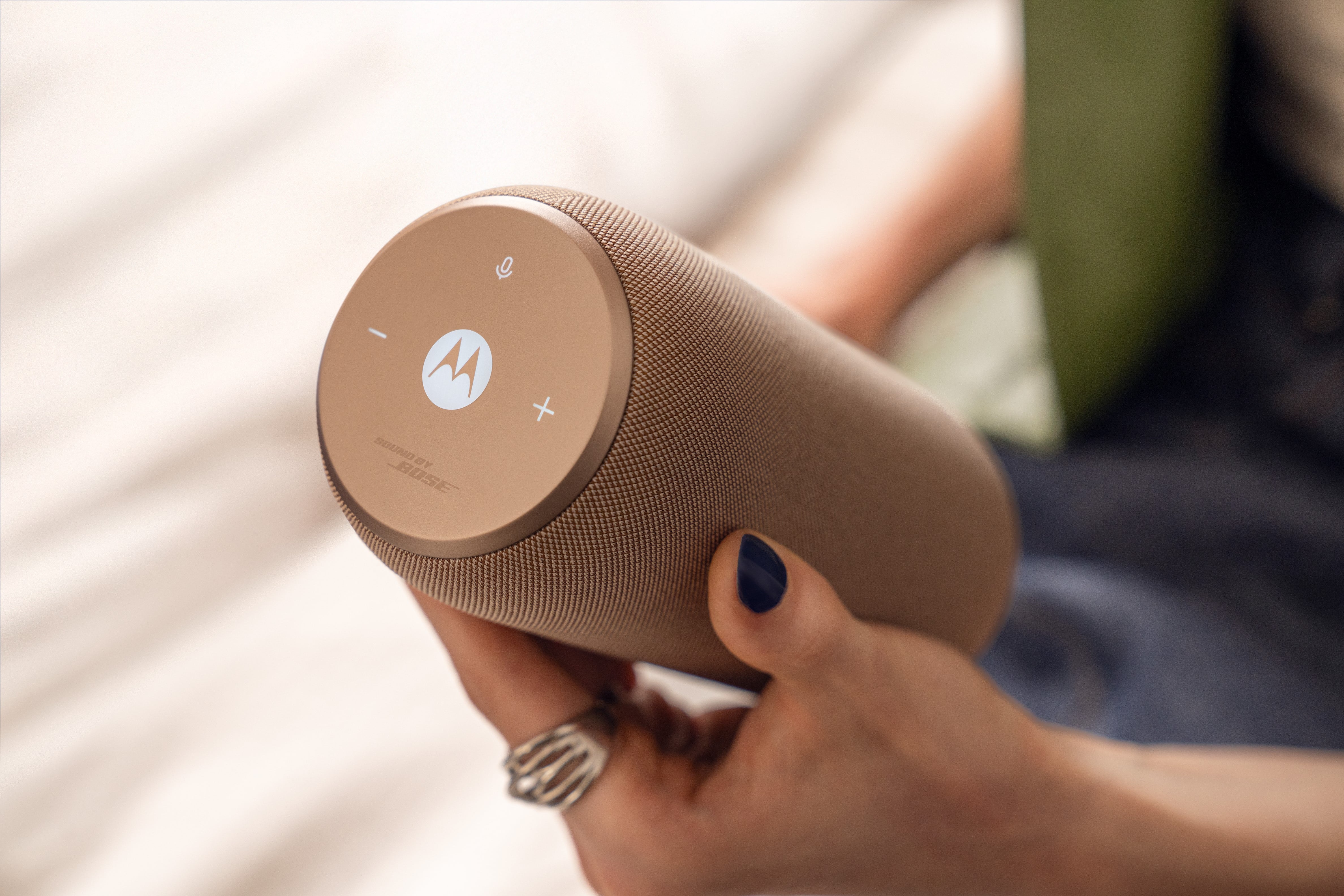 El parlante Sound Flow de Motorola tiene Bluetooth, WI-Fi y también es compatible con AirPlay, Google Cast y Spotify Connect; además tiene micrófono para usarlo como manos libres