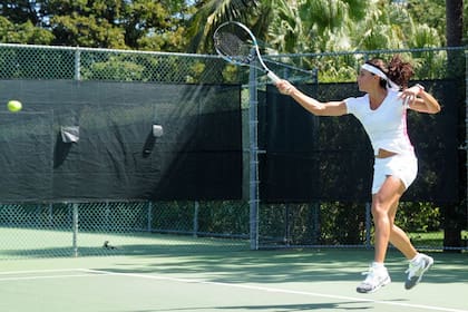 38) Distanciada de la raqueta desde su retiro en 1996, Sabatini aceptó jugar una exhibición en 2015, pero para ello se entrenó durante cuatro meses. Una imagen de esos ensayos, en Key Biscayne.