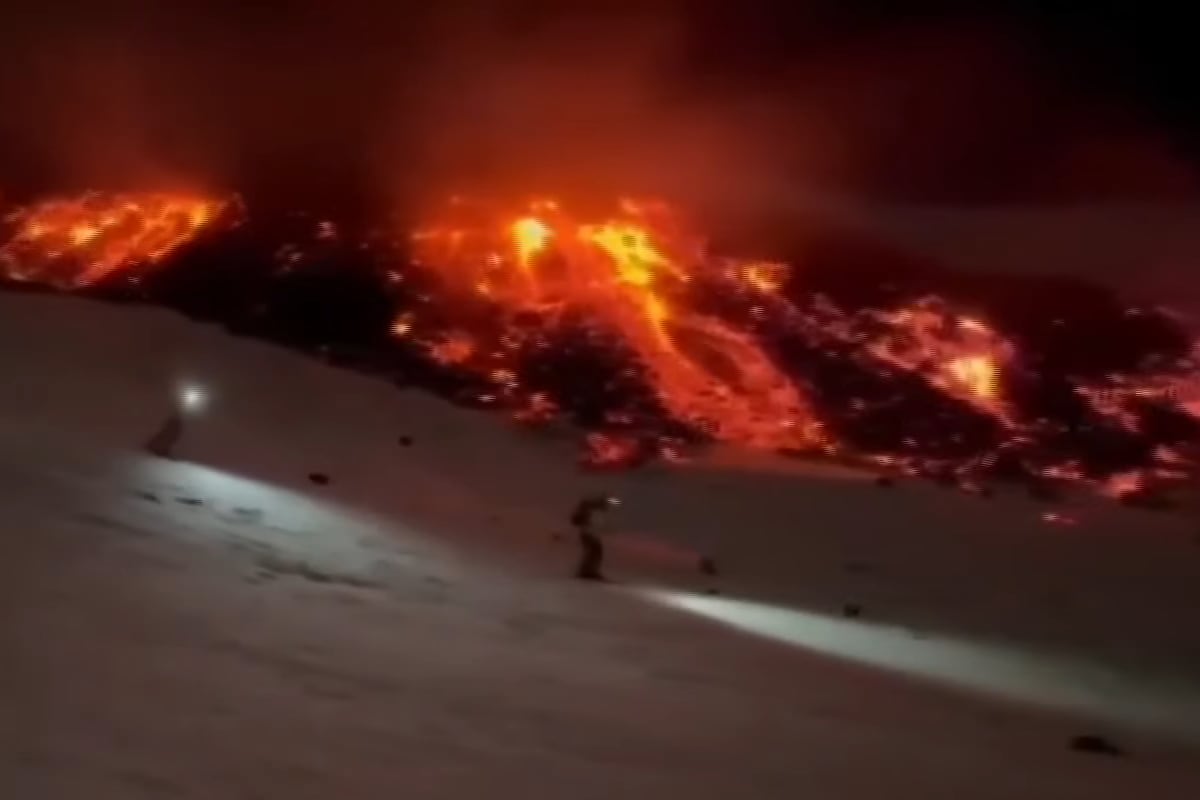Video: el momento exacto en que un grupo de esquiadores descendió del volcán Etna en plena erupción
