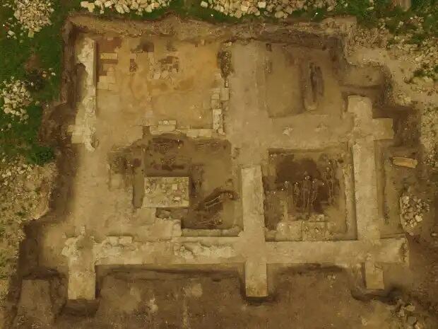 Vista aérea de las tumbas de los Caballeros Templarios en Račeša