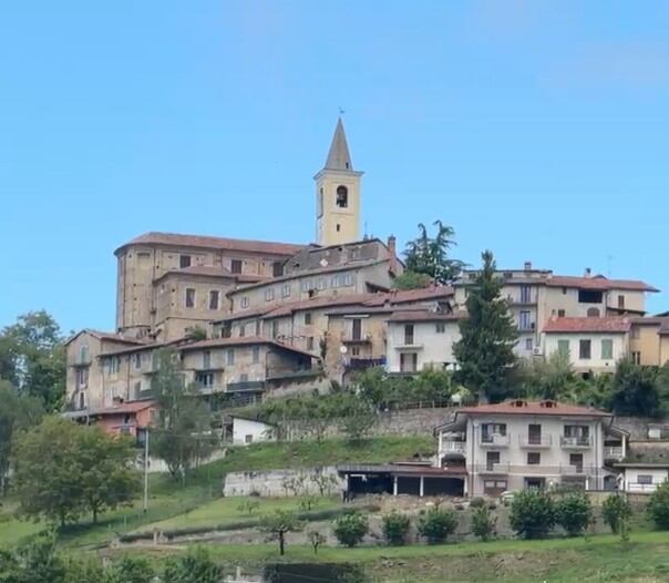 Vista del edificio conocido como “el castillo” de Sale delle Langhe, una antigua residencia señorial ubicada en la parte alta del pueblo, junto a la iglesia parroquial