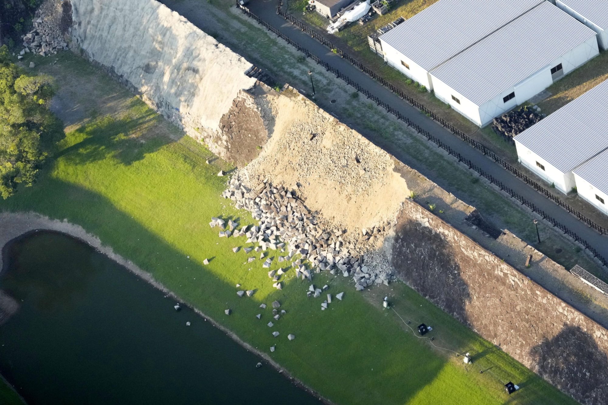 Terremoto en Japón: al menos 50 heridos, edificios derrumbados y miles de hogares sin luz 7 La histórica pared de piedra de Kumamoto Castle sufrió daños tras el terremoto