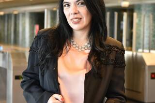 La voz del subte y del tren: ¿quién es la mujer que nos acompaña en cada viaje?