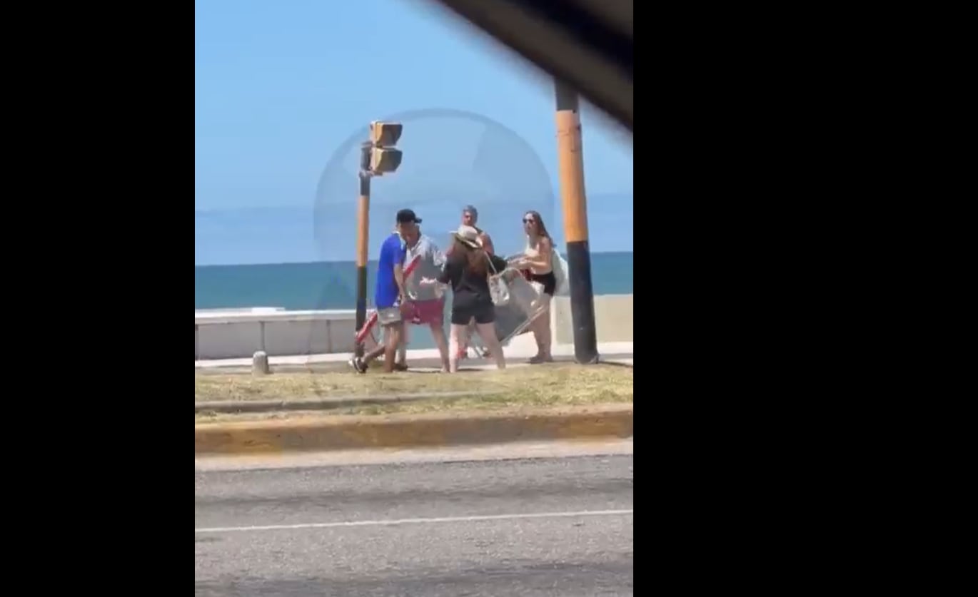 Mar del Plata: asaltó a un hombre que llegaba a la playa junto a su familia, cruzó la avenida y huyó en un auto