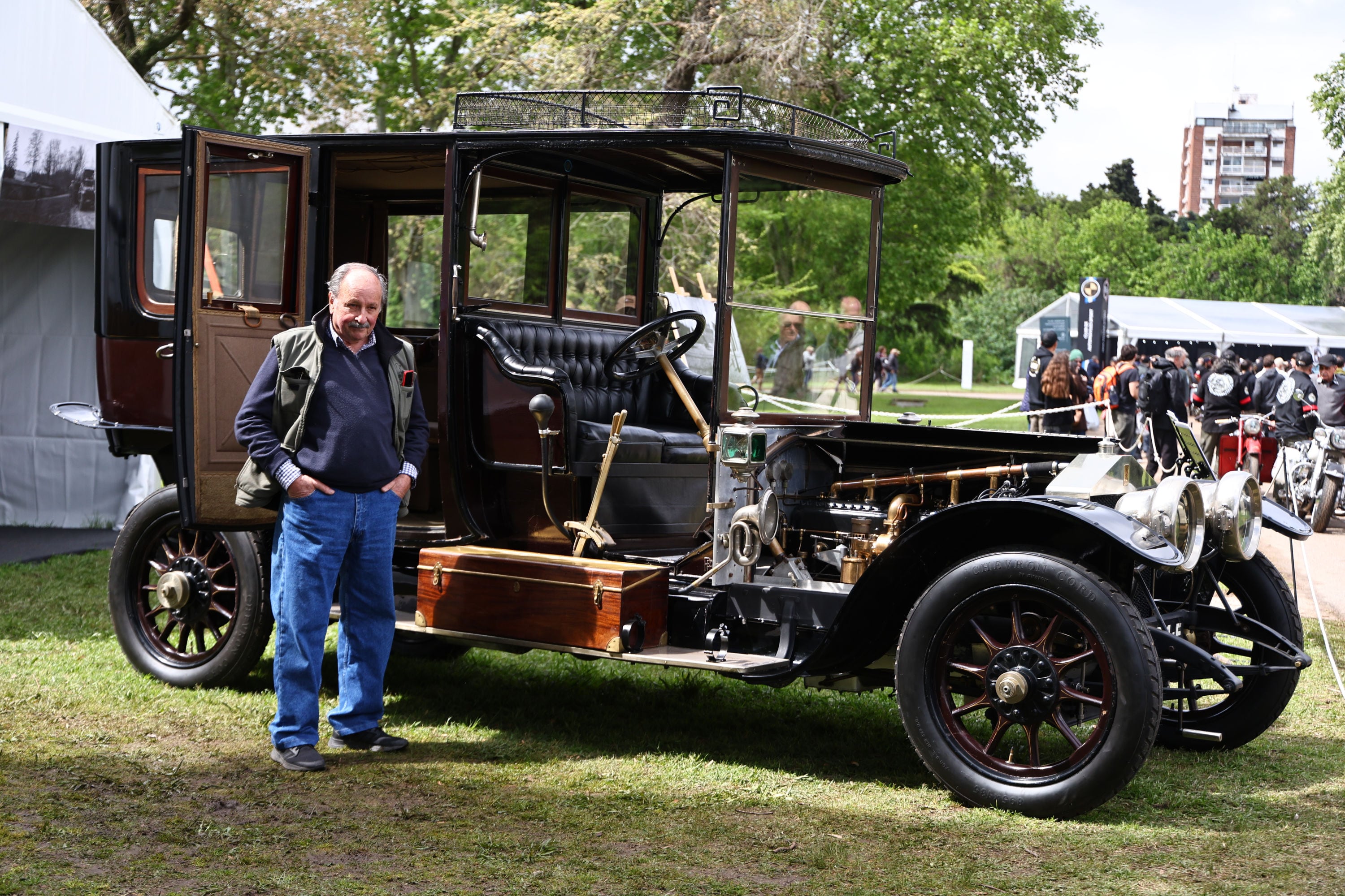 Jorge Pereyra Iraola junto al Rolls-Royce Silver Ghost 40/50 HP en la exhibición de Autoclásica 2026