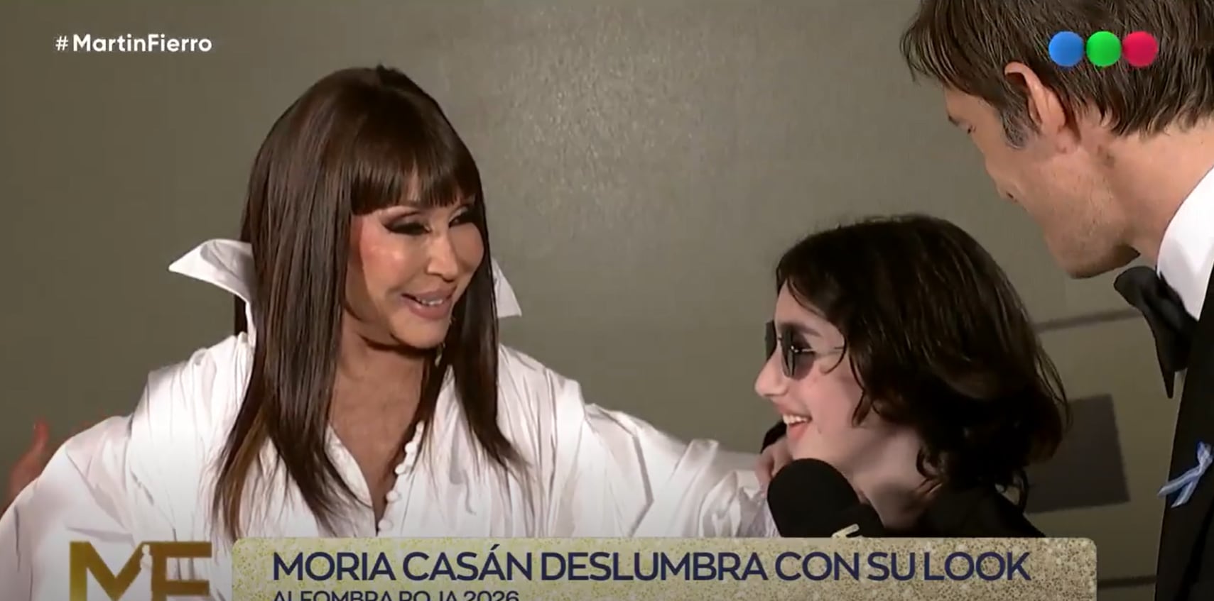 Dante se motró contento de acompañar a su abuela en la ceremonia más importante de la televisión