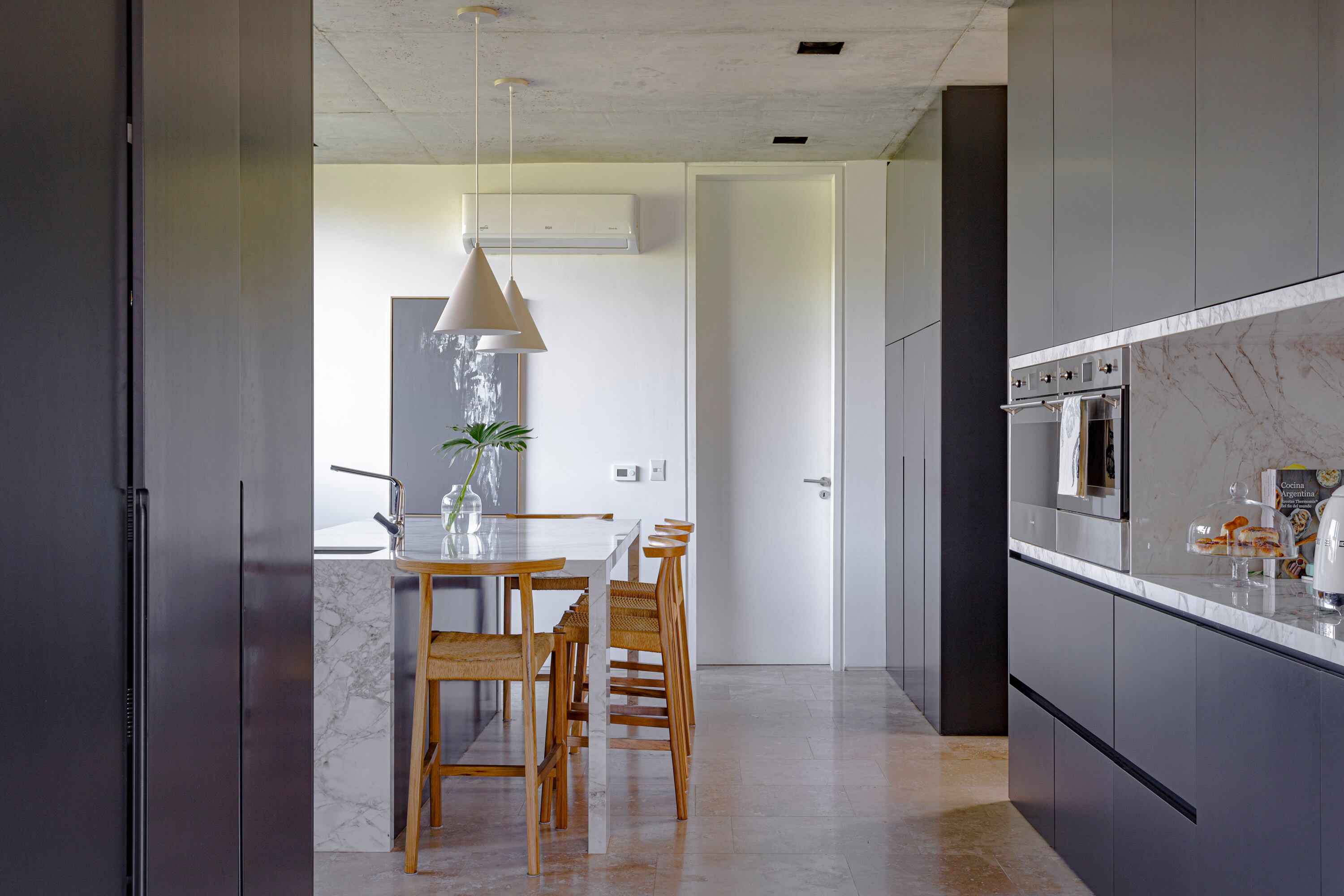 El negro tiene una versatilidad increíble. Puede utilizarse en superficies mate para lograr una estética sobria y sofisticada o en acabados brillantes que aportan un toque de lujo y profundidad.