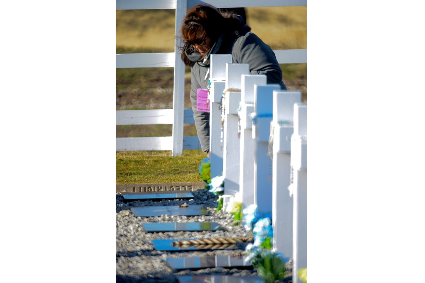 Malvinas: en una histórica ceremonia las familias de 90 soldados pudieron rendirles homenaje en tumbas con nombre, hubo aplausos para el militar británico que los sepultó