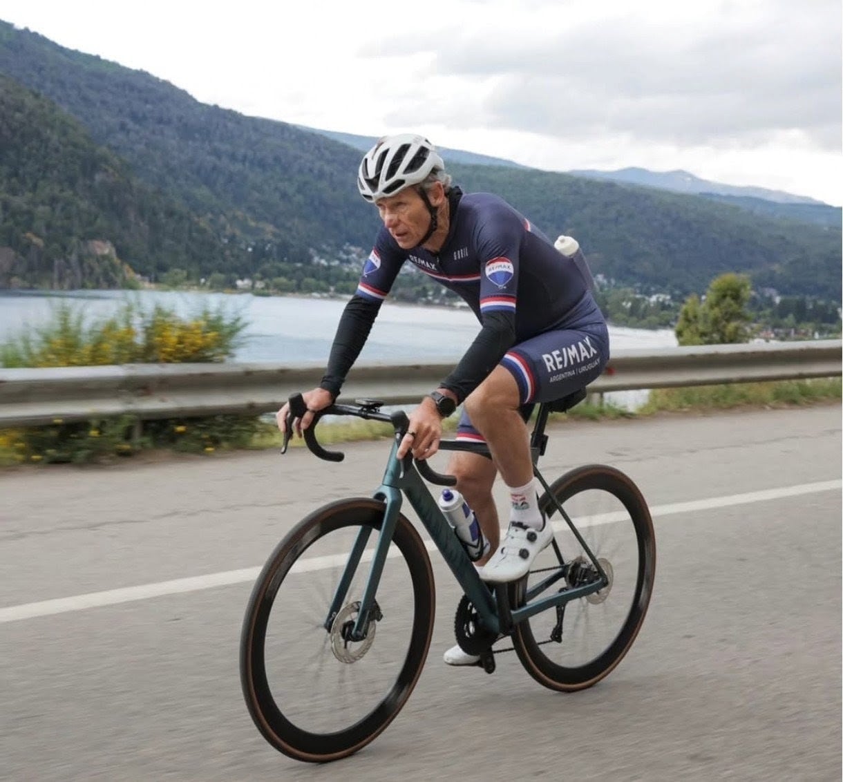 Santiago Lange y una de sus pasiones, el ciclismo, que además le sirve para mantener la forma física