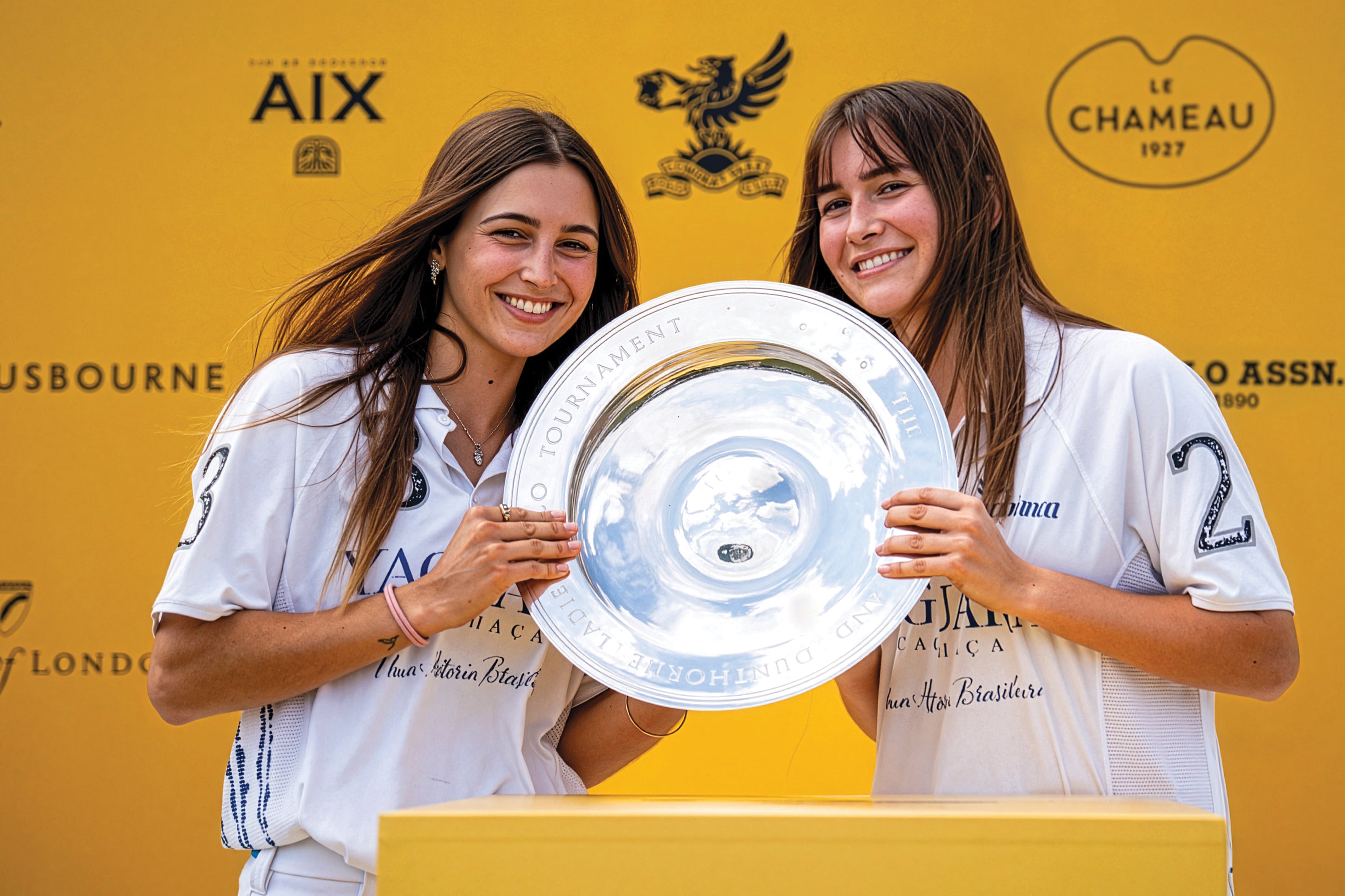 En el tradicional Cowdray Park Polo Club, en Midhurst, las hermanas ganaron el British Ladies Open Championship. En Argentina, Mia tiene 10 de handicap femenino, y Myla (con flequillo), 4