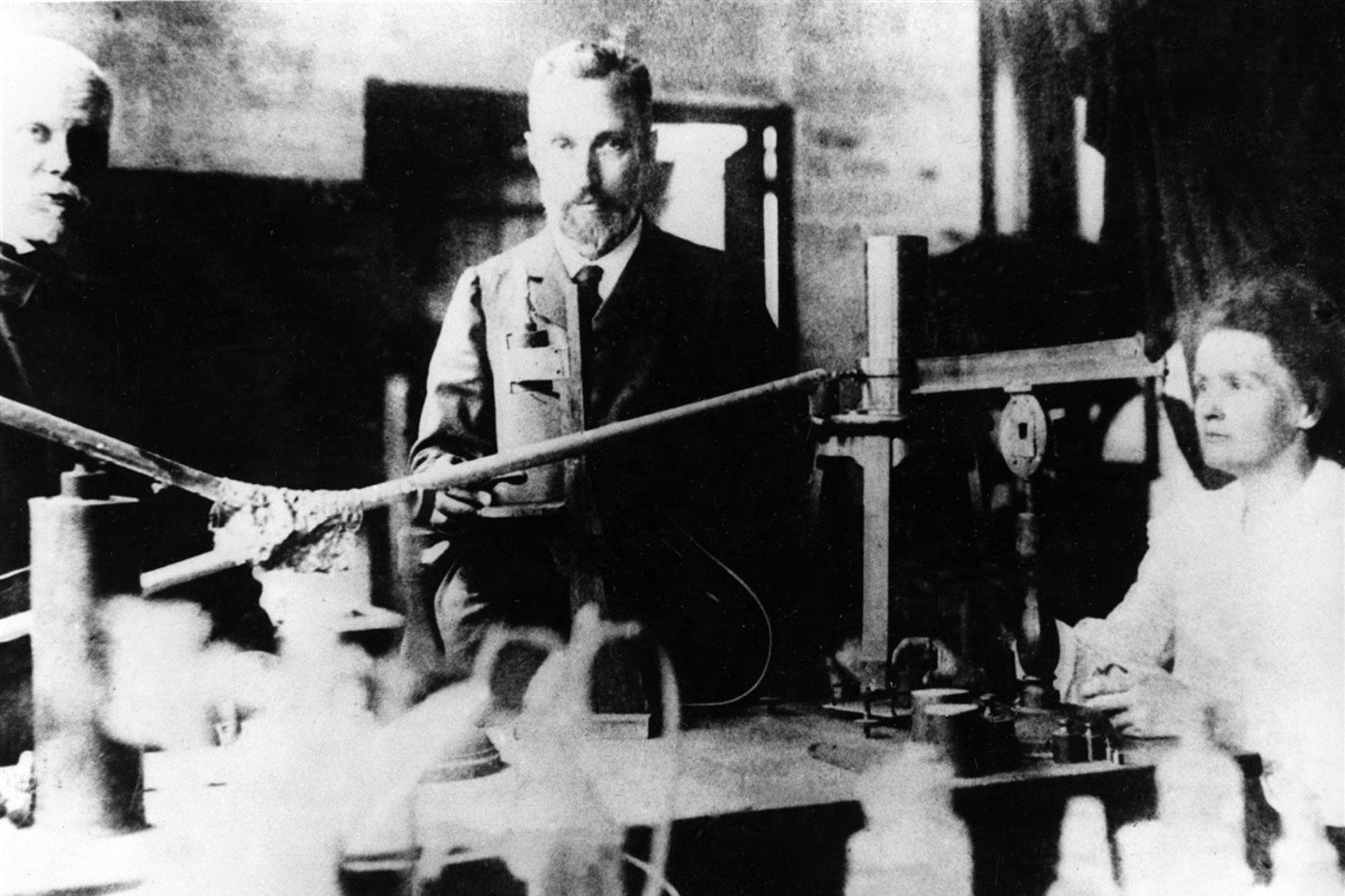 Marie junto a Pierre Curie, con quien formó una dupla científica inigualable