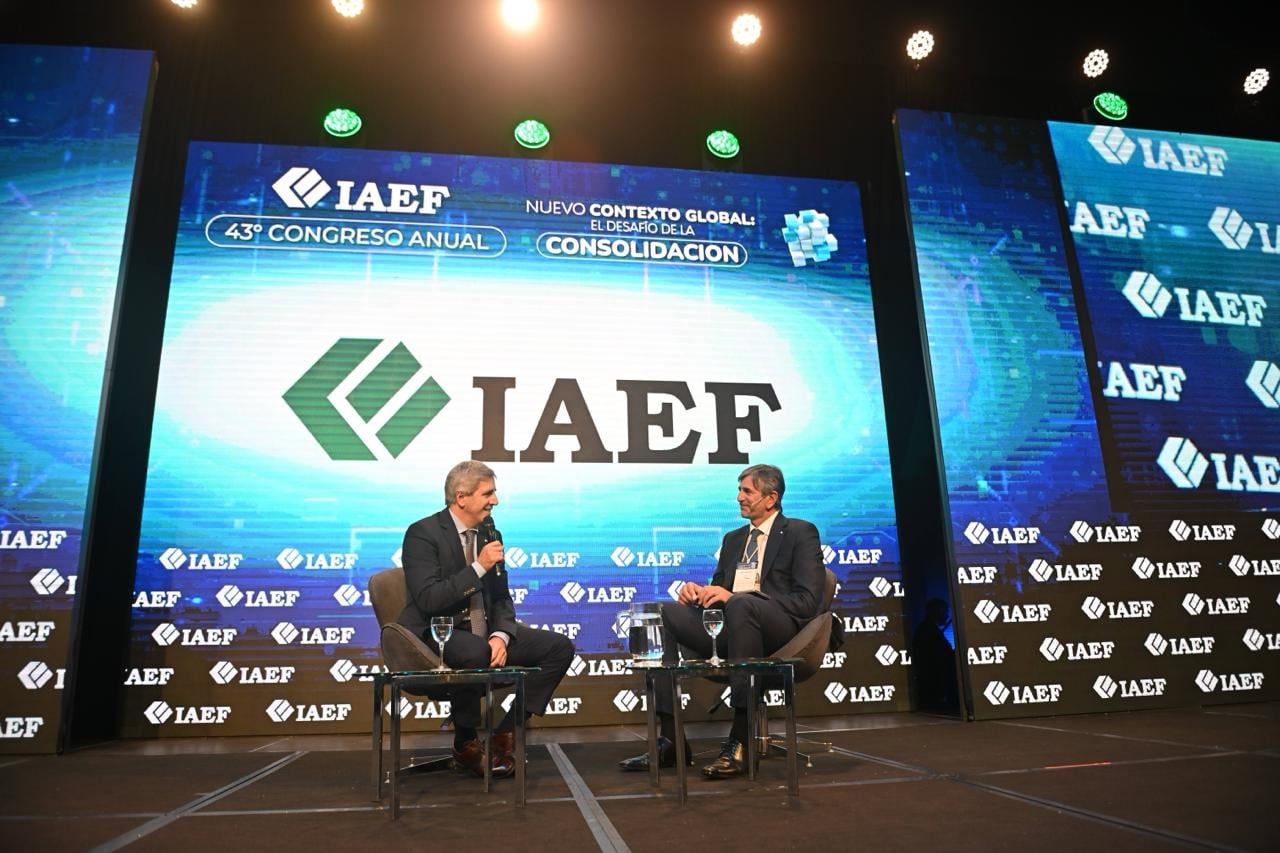 El ministro de Economía, Luis Caputo, fue entrevistado por Pablo Miedziak, presidente del IAEF.