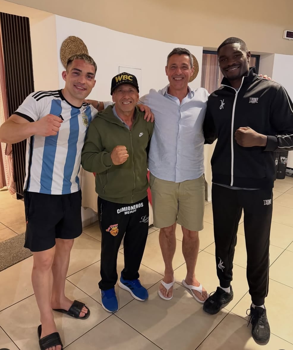 Con heridas de guerra: Ramírez junto a su técnico Javier Molina, el periodista Guillermo Favale y su vencedor Jonathan Kogasso, tras la pelea