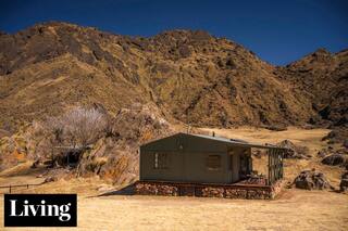 Se instaló en una casa prefabricada para restaurar un histórico rancho de adobe y les dio a ambos una belleza sin tiempo