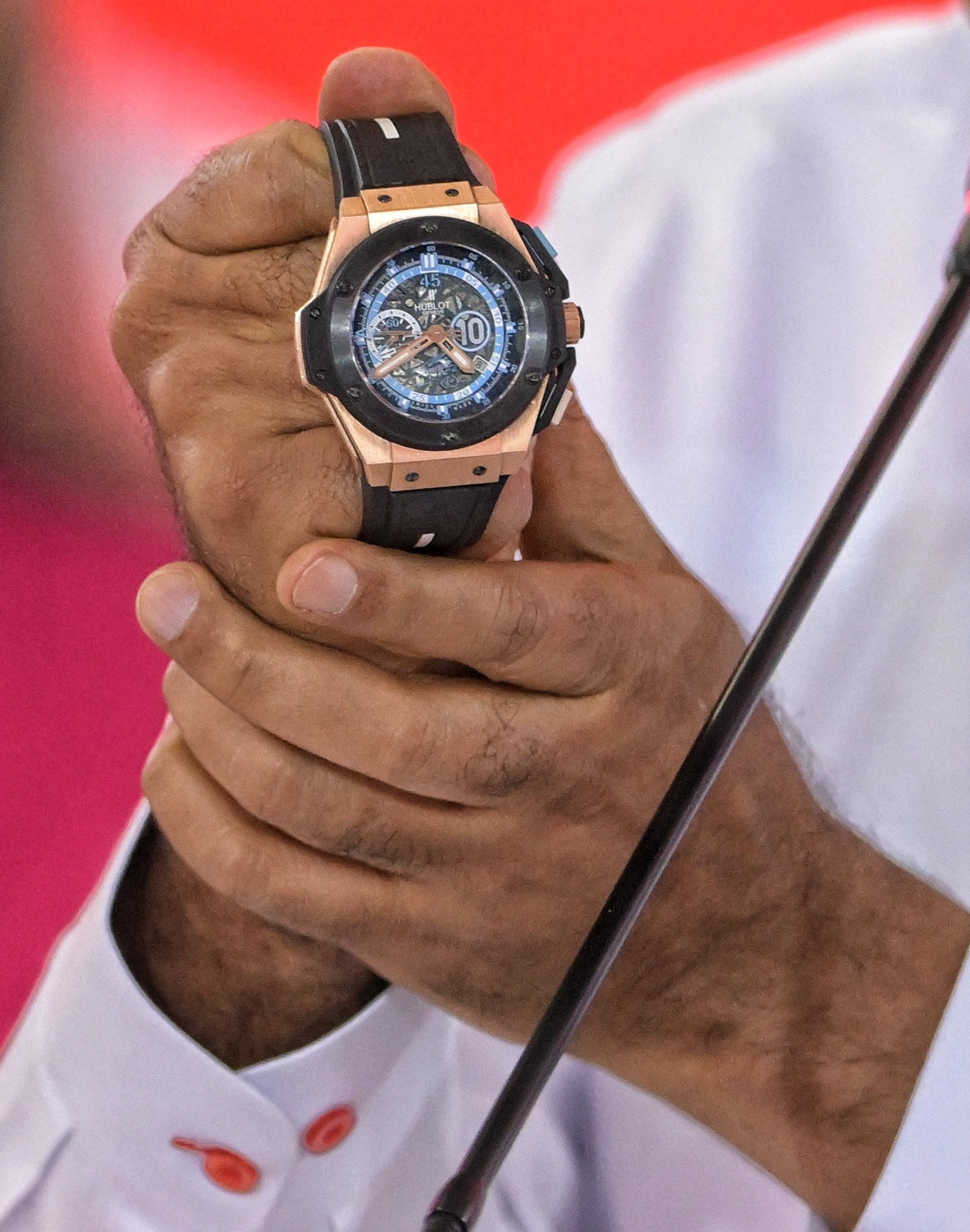 El presidente Nicolás Maduro muestra un reloj que le regaló Diego Maradona durante una cumbre en Caracas.  (JUAN BARRETO / AFP)