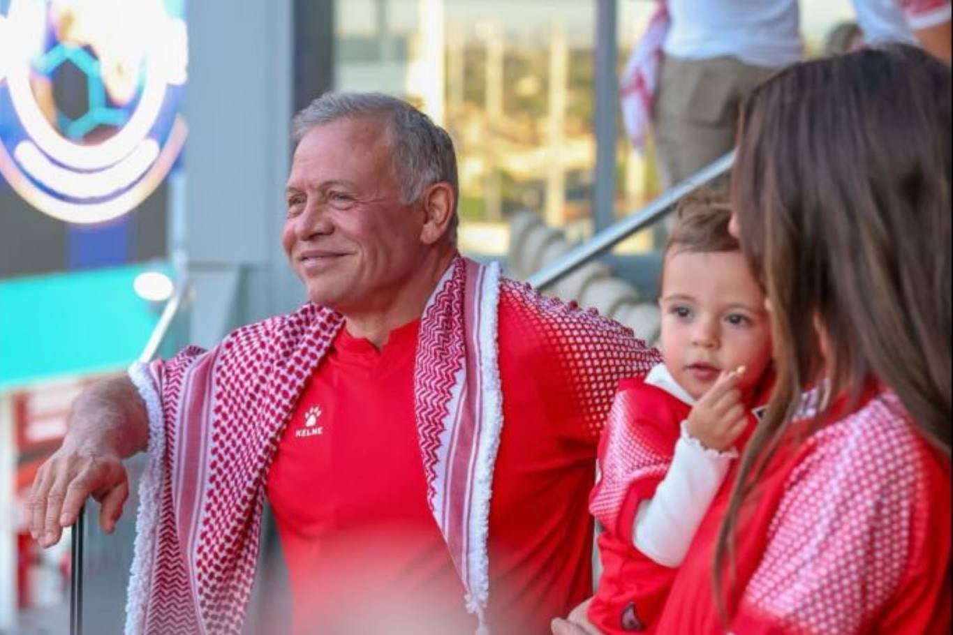 El Rey Abdullah II de Jordania con su nieta Imán y su nuera la princesa Rajwa