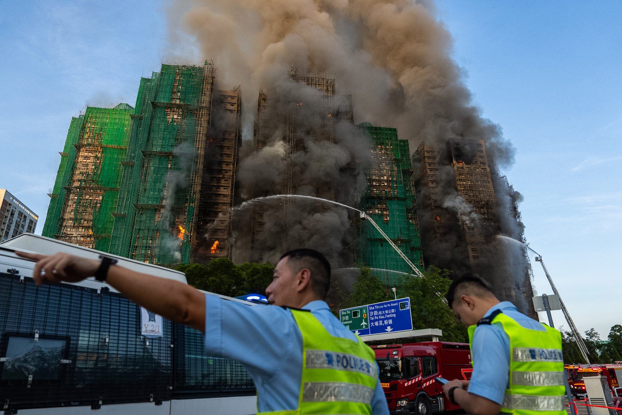 El trabajo de los bomberos para extinguir las llamas.