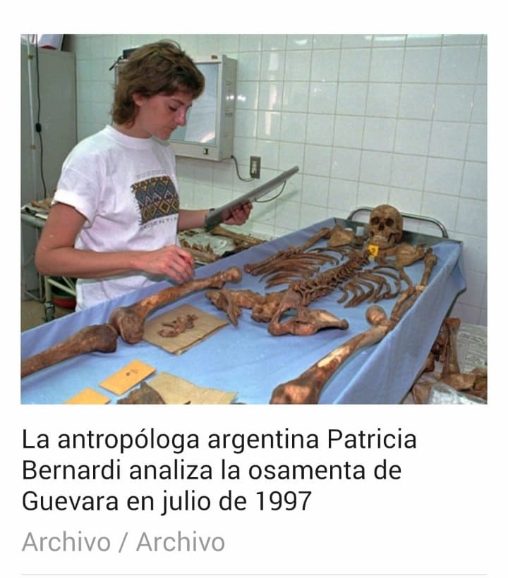 La antropóloga Patricia Bernardi, miembro del EAAF, estudia los restos del Che tras su descubrimiento