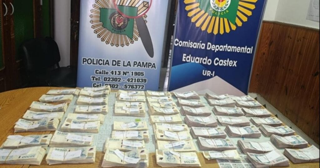 Encontró una mochila al costado de una ruta en La Pampa y se la llevó: tenía casi $90 millones