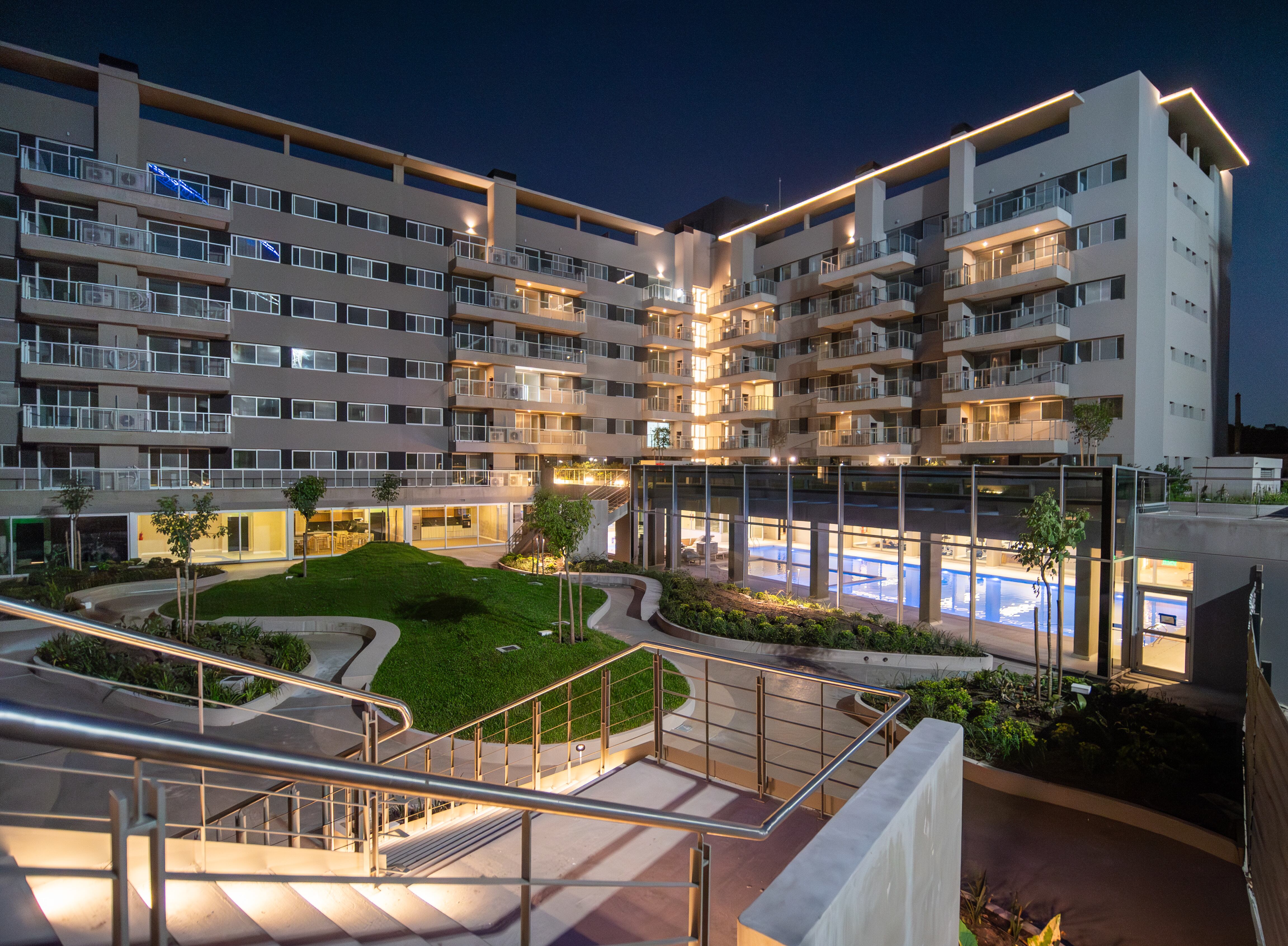 Vista nocturna del complejo, que ya cuenta con más del 80% de sus unidades vendidas