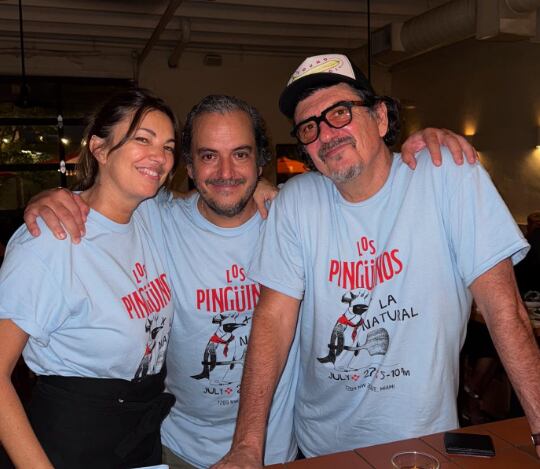 El chef Javier Ramírez junto a sus cocineros y amigos, Deborah De Corral y Gustavo Menéndez (Instagram/@gourmandj)