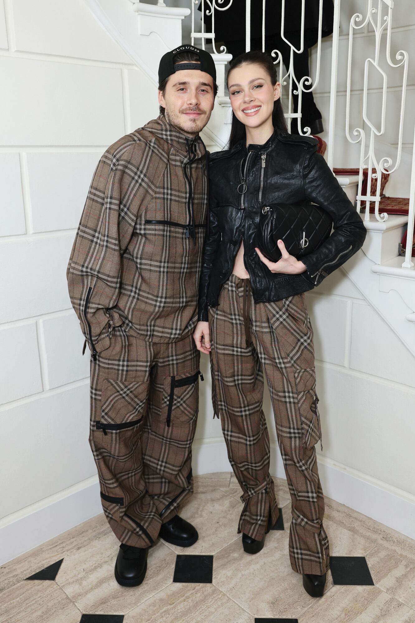 Brooklyn Beckham, primogénito de David y Victoria Beckham, asistió con su mujer,
la actriz Nicola Peltz, con looks coordinados.