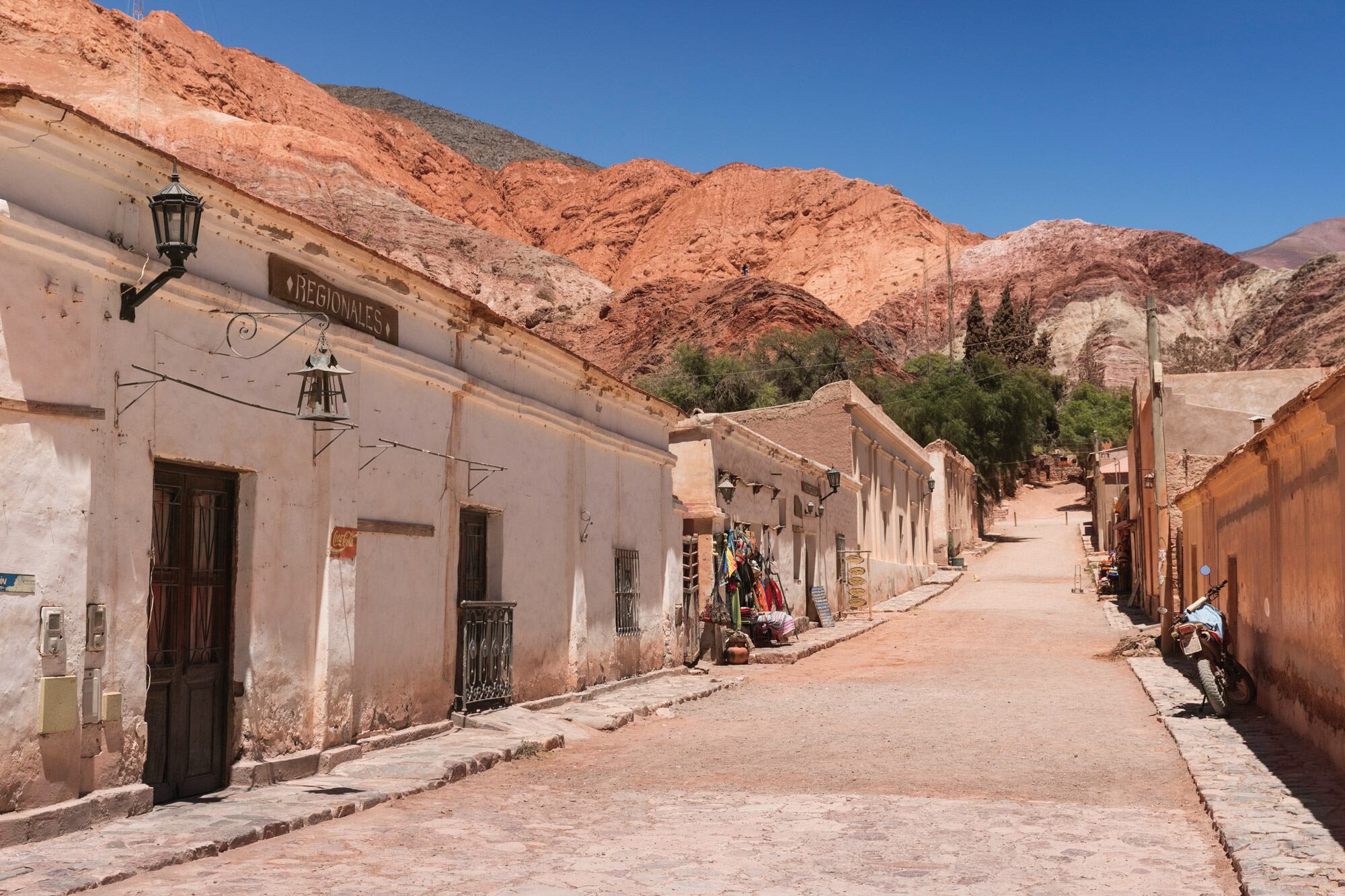 La estación de Purmamarca es la única en el recorrido que no deja directamente en el pueblo. Pero cuenta con distintas opciones de movilidad para poder recorrer el lugar