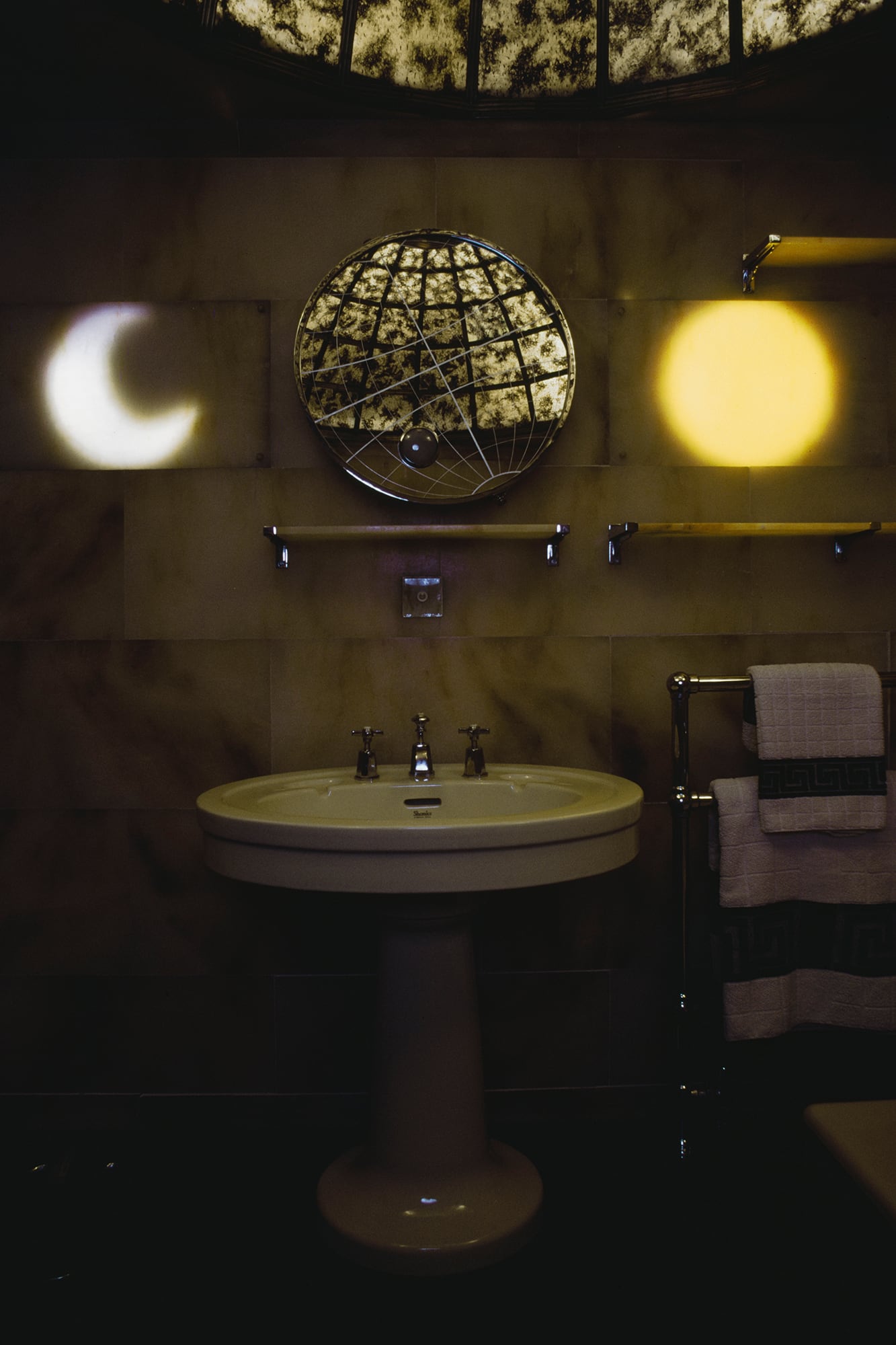 El baño construido con albastro para reflejar el sol y la luna