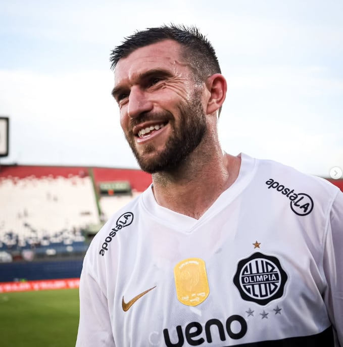 La felicidad de Tim Payne tras su debut con gol en Olimpia de Paraguay