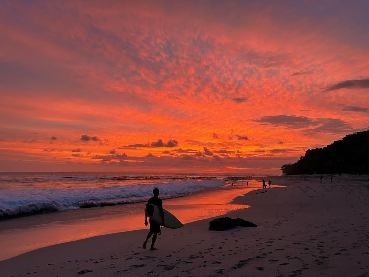 Cada día, a las seis de la tarde, locales y turistas se congregan en la playa para ver la puesta del sol