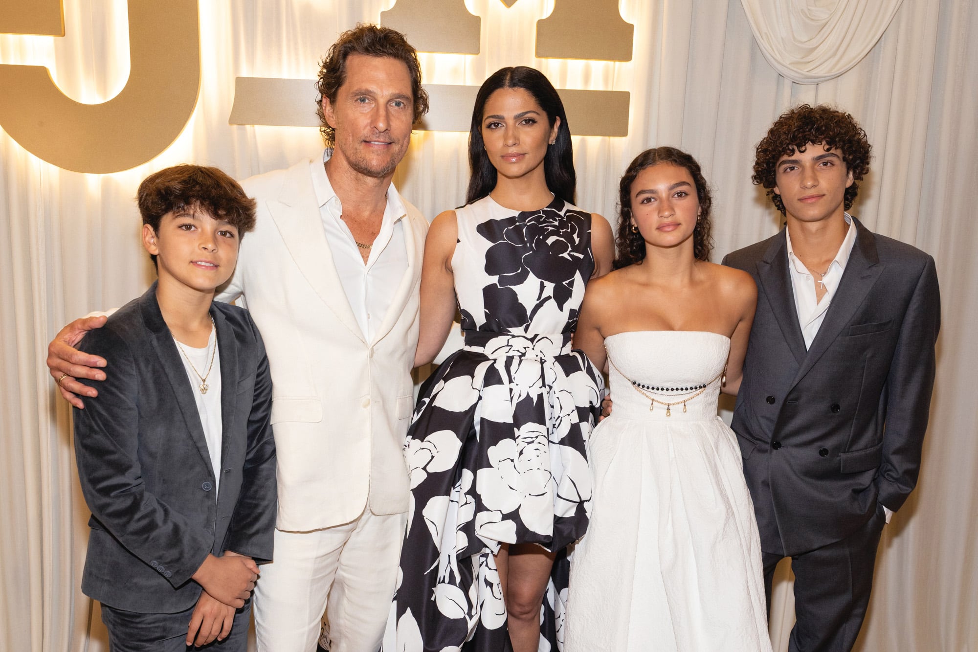 Matthew McConaughey, con Livingston (17), Vida (16) y Levi (13), los tres hijos que tiene con la modelo Camila Alves, quien, además, es dueña de Women of Today, una plataforma de salud, nutrición y estilo de vida