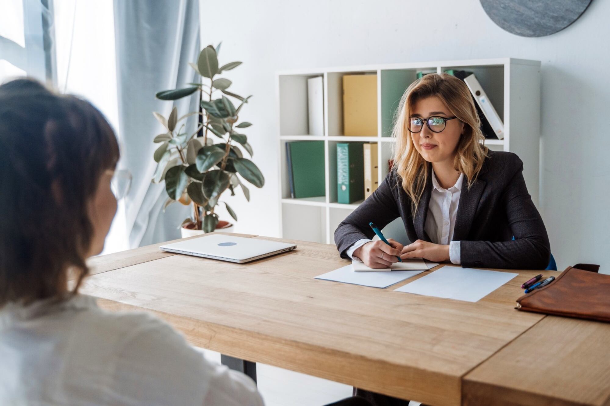 El programa de visas H-1B permite a las empresas en Estados Unidos contratar temporalmente a trabajadores extranjeros