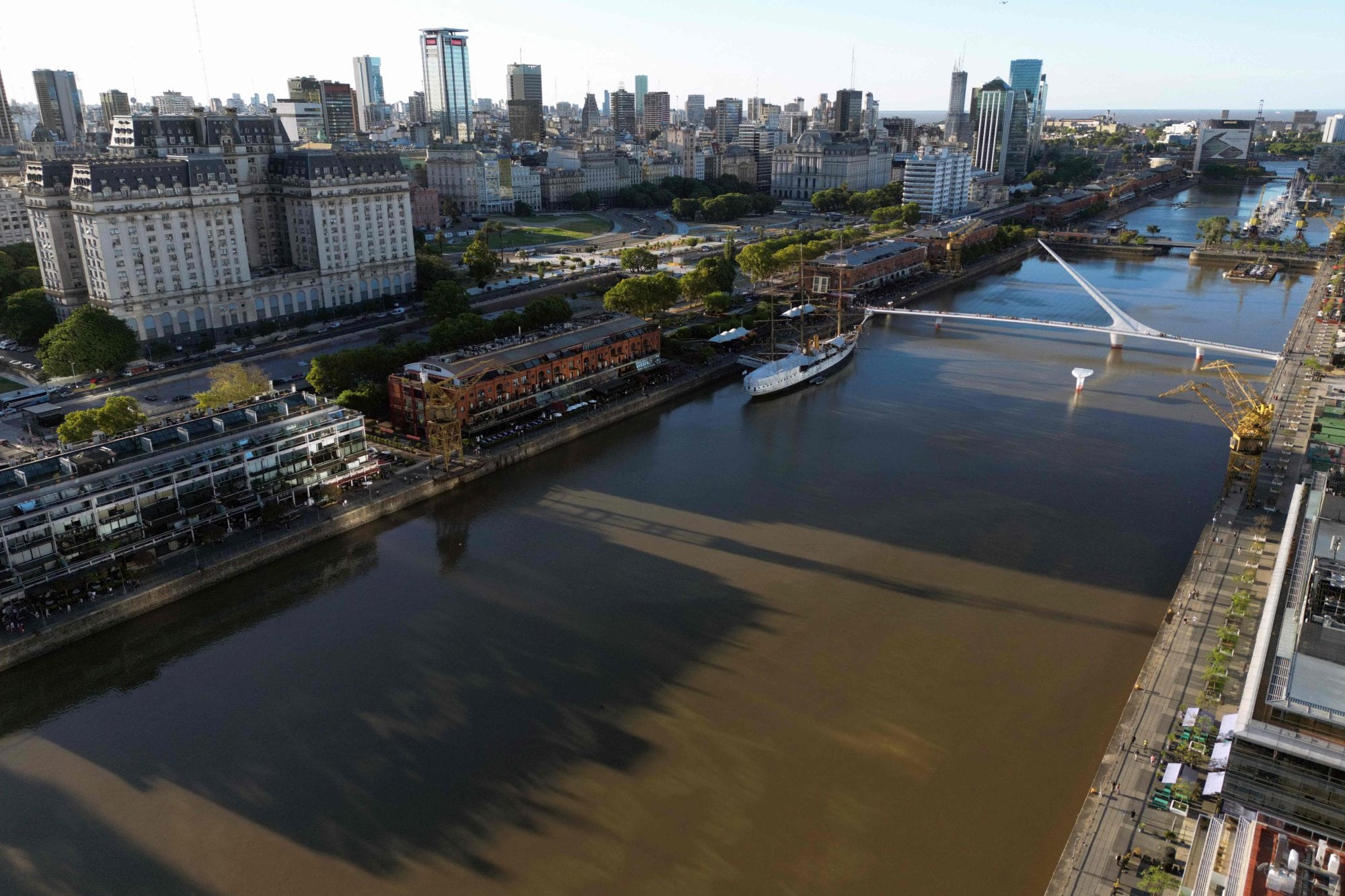En Puerto Madero, donde el m2 nuevo supera los US$7000, las expensas pueden estar arriba de el $1.800.000 mensuales