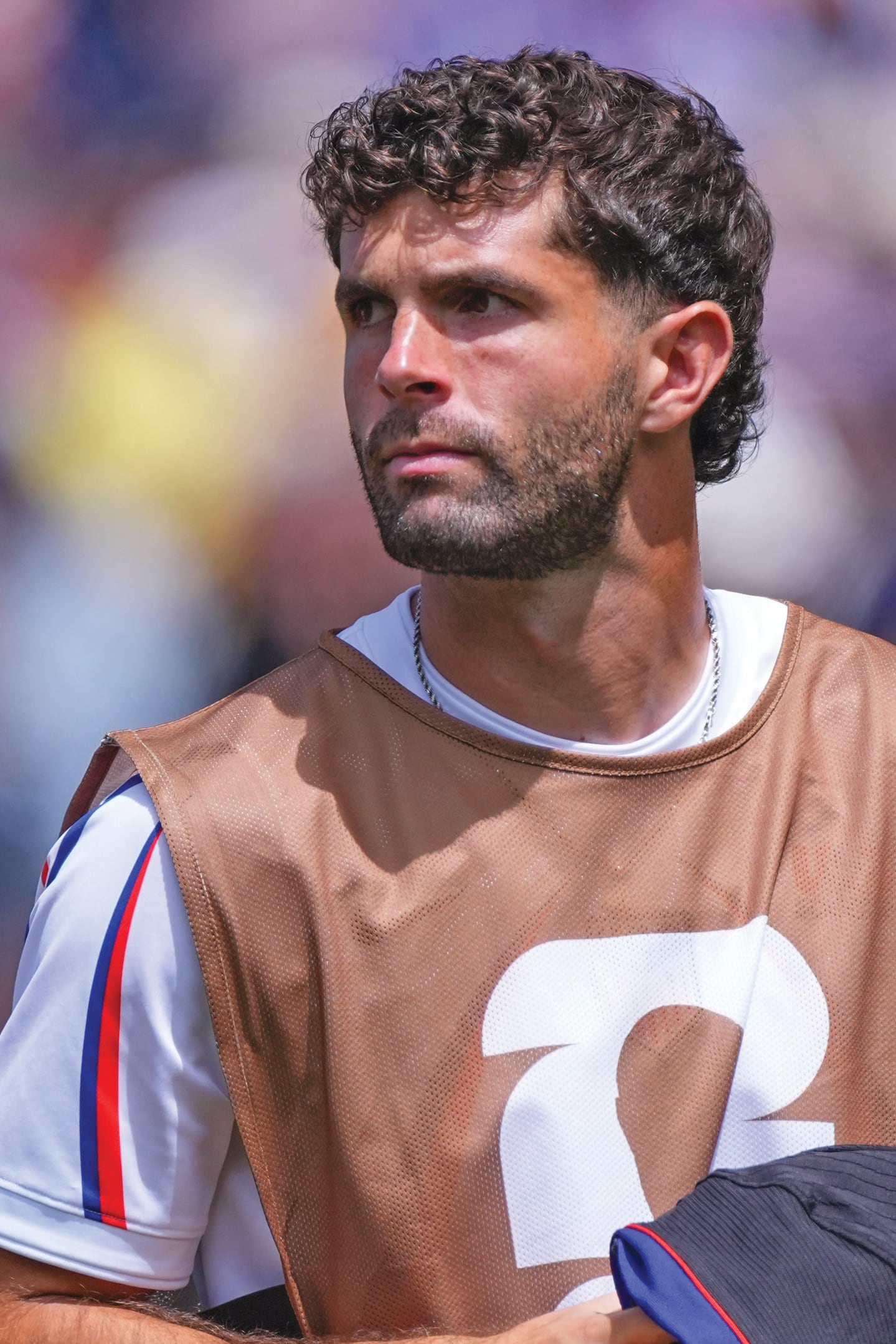 Al delantero estrella de la selección norteamericana lo llaman “Capitán América”, un apodo que heredó de leyendas de su país. Por su talento, el jugador nacido en Hershey cruzó el Atlántico para brillar en el Borussia Dortmund, el Chelsea y, actualmente, en el AC Milan, donde es una auténtica celebrity. Tras su ruptura a principios de este año con la golfista californiana Alexa Melton, los rumores lo vincularon con la actriz del momento, Sydney Sweeney, un romance que él mismo se encargó de desmentir rápidamente