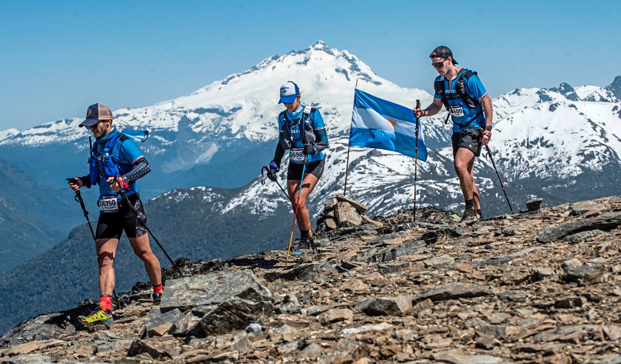 La carrera insignia del trail argentino recorre 100 kilómetros en tres días atravesando ríos, montañas y lagos; cada edición cambia de sede y apuesta al factor sorpresa