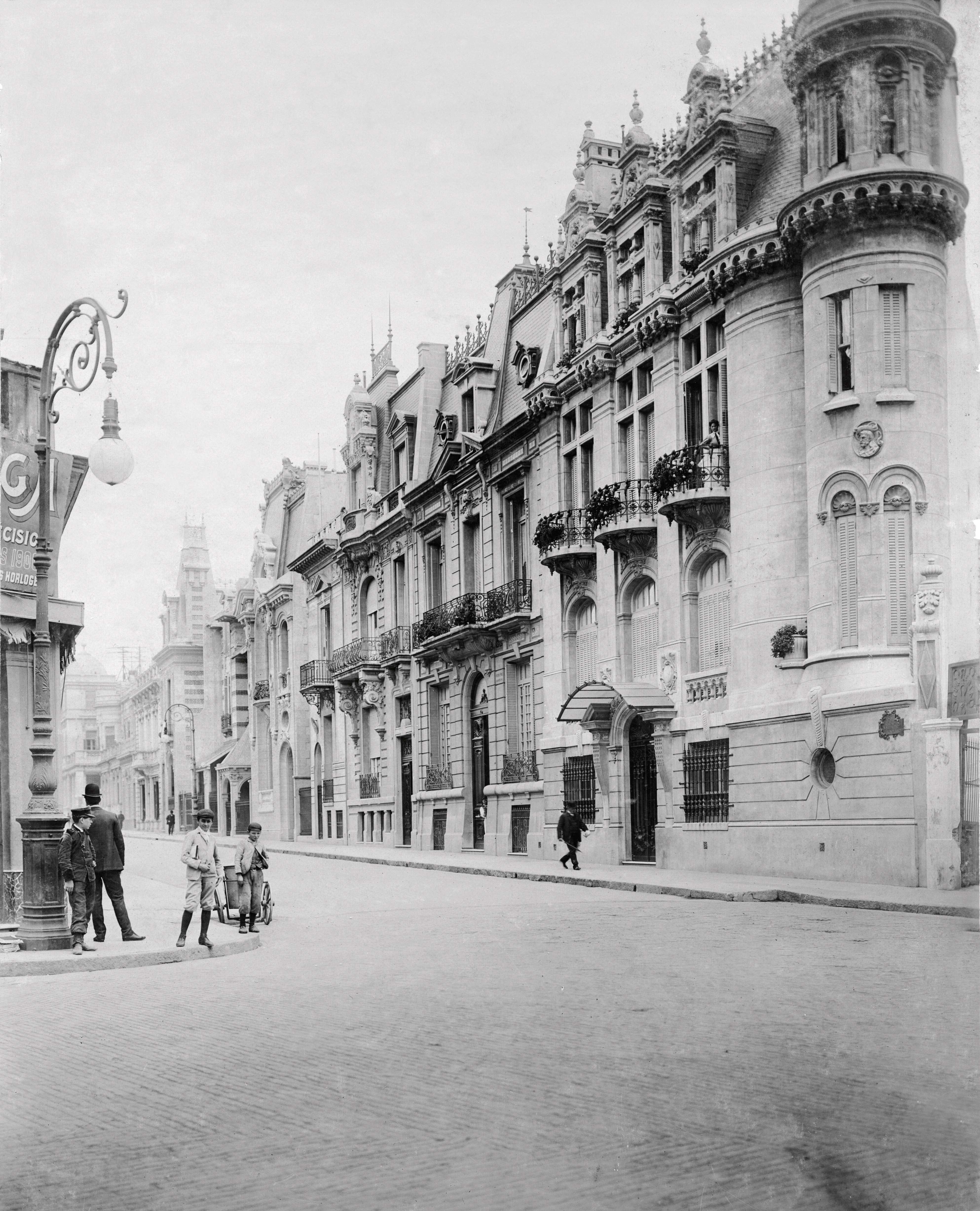 Av. Alvear y Libertad. A la derecha, la residencia de Félix Egusquiza; a la izquierda, la manzana triangular de la futura plaza Carlos Pellegrini aún edificada.