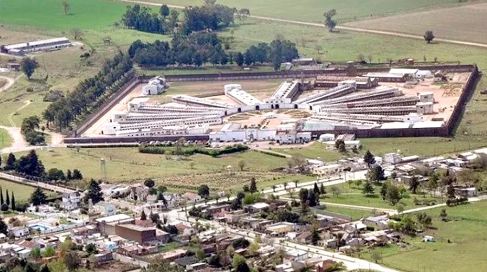 Sierra Chica tenía una estructura de tipo panóptico: los pabellones se abrían desde un punto central de vigilancia, de modo que la arquitectura misma estaba pensada para controlar y observar