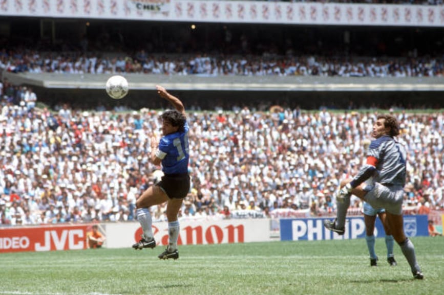 A los seis minutos del segundo tiempo, Maradona marcó el primer gol para la Argentina en el partido de cuartos de final disputado contra Inglaterra